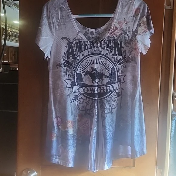 American Cowgirl Floral Graphic Tee - White and Pink Size M - Picture 3 of 11